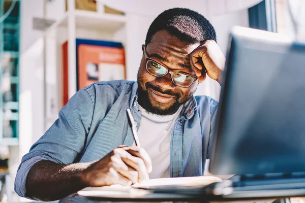 Afroamerikaner Müde Fröhlicher Fleißiger Mann Der Artikel Für Lektion Schreibt — Stockfoto