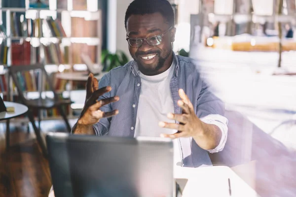 Hombre Afroamericano Insatisfecho Con Gafas Ropa Casual Centrada Pantalla Mientras — Foto de Stock