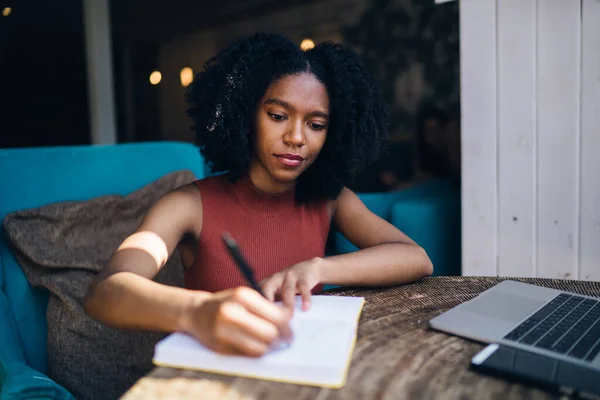 Cabelo Encaracolado Mulher Negra Séria Que Trabalha Com Laptop Fazendo — Fotografia de Stock