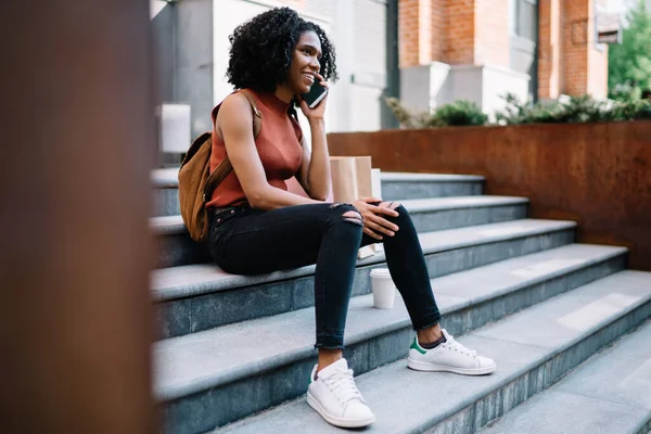 Senhora Sorridente Preta Vestuário Casual Com Mochila Conversando Telefone Móvel — Fotografia de Stock