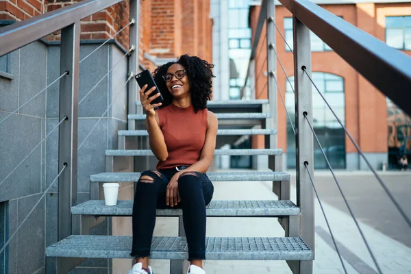 Giovane Donna Afroamericana Dagli Occhiali Che Guarda Schermo Del Telefono — Foto Stock