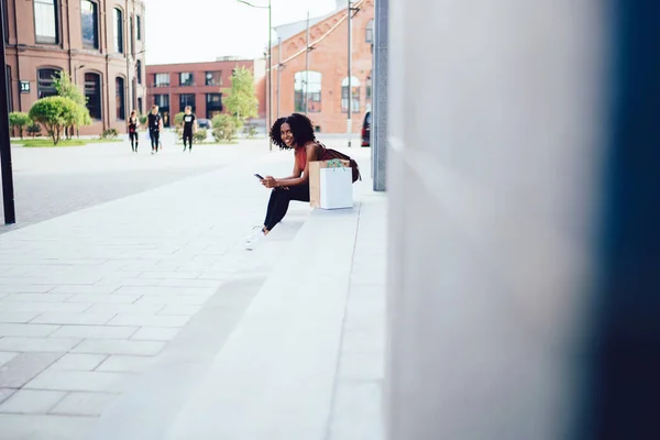 Alegre Alegre Afro Americano Encaracolado Mulher Sentada Nas Escadas Com — Fotografia de Stock