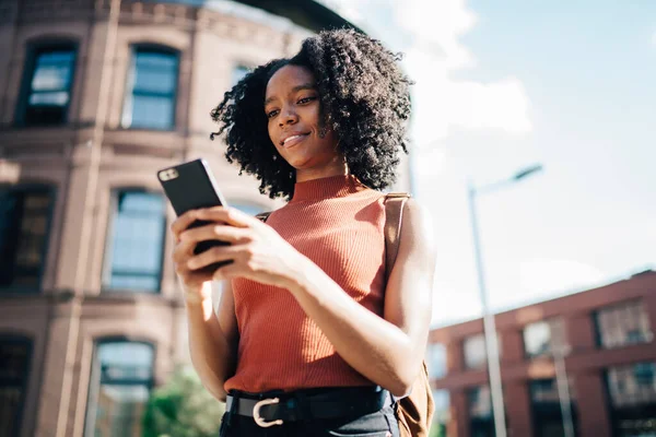 Contenido Sonriente Blanco Dentado Afroamericano Rizado Mujer Camisa Casual Sin —  Fotos de Stock