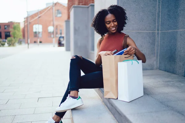 Glada Innehåll Vit Tandad Afroamerikansk Lockigt Hår Kvinna Ärmlös Casual — Stockfoto