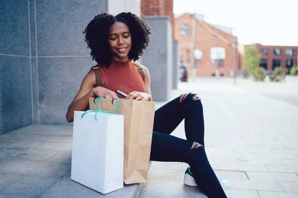 Glada Innehåll Vit Tandad Afroamerikansk Lockigt Hår Kvinna Sitter Trappor — Stockfoto