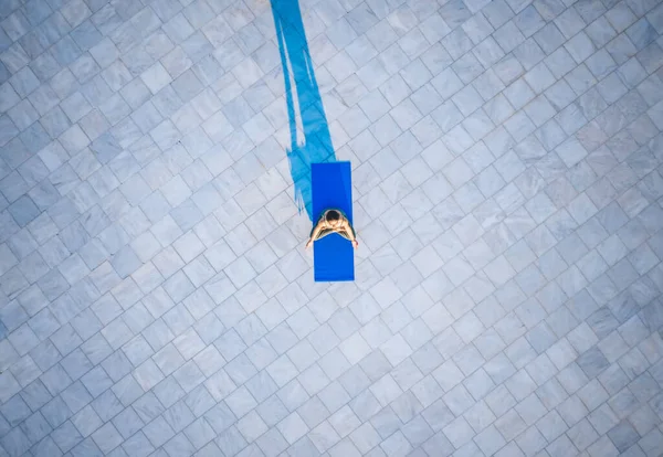 Drone View Flexible Athletic Sportive Person Tyst Sitter Blå Yogamatta — Stockfoto