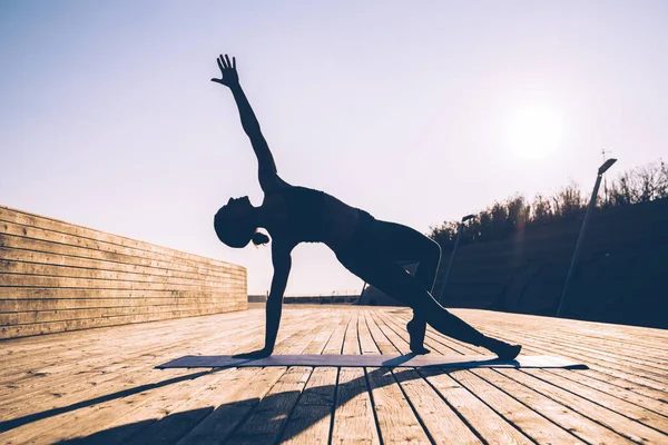 Sidovy Över Vuxen Passform Flexibel Kvinnlig Form Sportkläder Poserande Fallna — Stockfoto