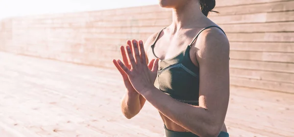 Beskär Sportig Smal Hona Träningsoverall Sitter Mattan Öva Yoga Lotus — Stockfoto