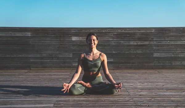 Entzückte Heitere Ethnische Yogi Meditiert Lotus Asana Hält Die Hände — Stockfoto