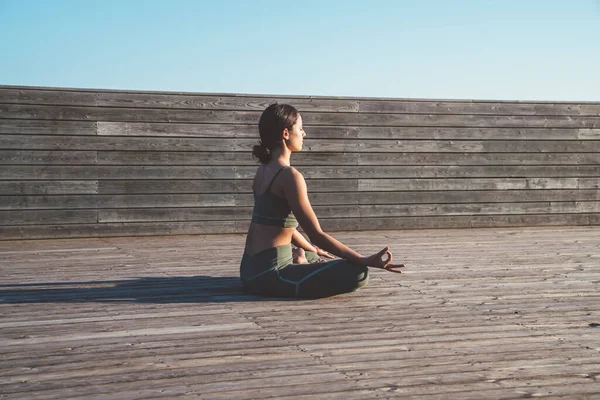 Sidovy Fridfulla Etniska Kvinnliga Yogi Meditera Lotus Position Med Händerna — Stockfoto