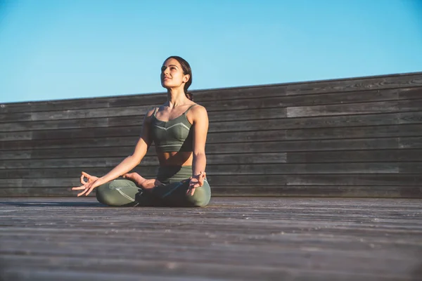 Lächeln Ruhige Ethnische Yogi Lotus Position Mit Den Händen Auf — Stockfoto