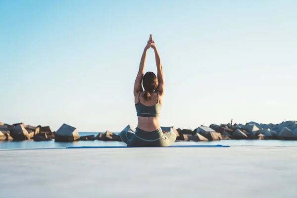 Oigenkännlig Kvinna Yogakläder Sittande Blå Matta Lotusställning Med Händerna Upphöjda — Stockfoto