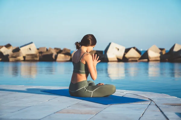 Vue Latérale Une Femme Calme Assise Position Lotus Sur Tapis — Photo