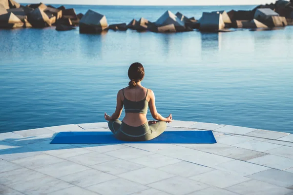 Задний Вид Неузнаваемую Спокойную Женщину Медитирующую Практикующую Йогу Сидя Синем — стоковое фото