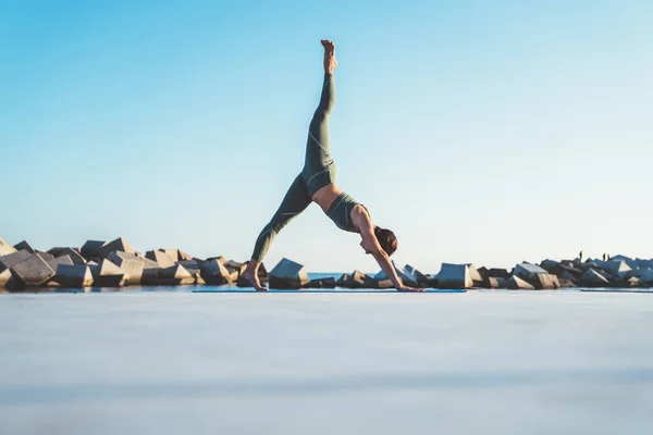 Sidovy Över Kvinnan Sportkläder Blå Matta Visar Flexibilitet När Utövar — Stockfoto