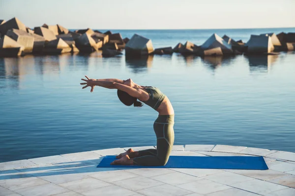 Vista Laterale Della Donna Sportiva Sul Tappeto Blu Che Yoga — Foto Stock