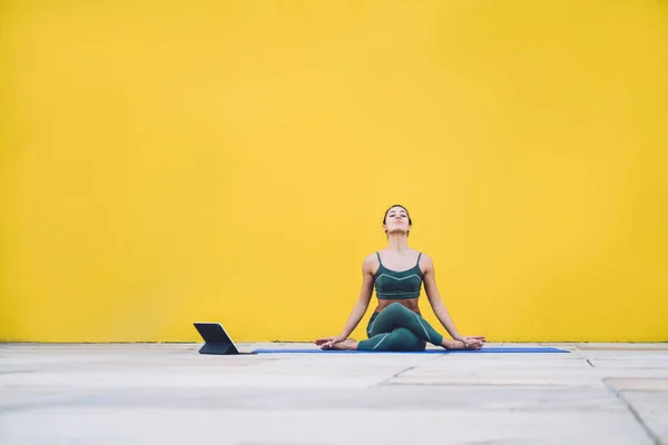 Vuxen Smal Kvinna Sitter Matta Med Korsade Ben Utövar Yoga — Stockfoto