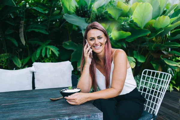 Alegre Señora Adulta Con Pelo Largo Rosa Sonriendo Mirando Cámara —  Fotos de Stock