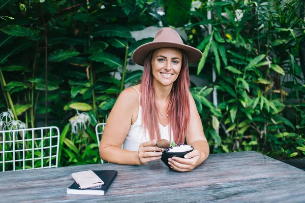 Moderna Mulher Adulta Chapéu Sentada Mesa Terraço Café Com Livro — Fotografia de Stock