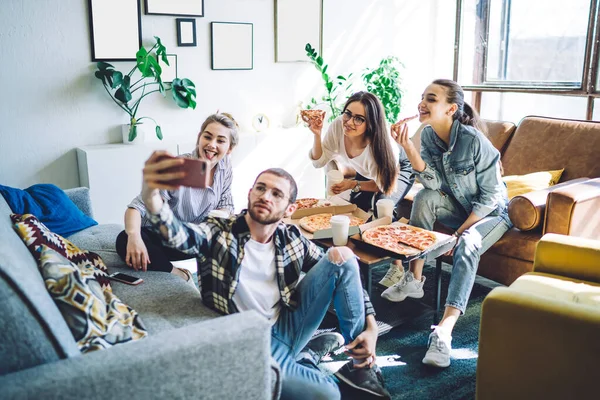 Alegre Grupo Jóvenes Amigables Sonriendo Tomando Selfie Teléfono Móvil Mientras —  Fotos de Stock