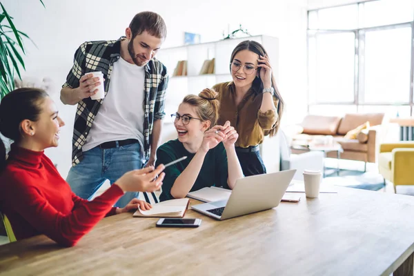 Young Man Takeaway Drink Standing Laughing Female Friends While Doing — Stock Photo, Image