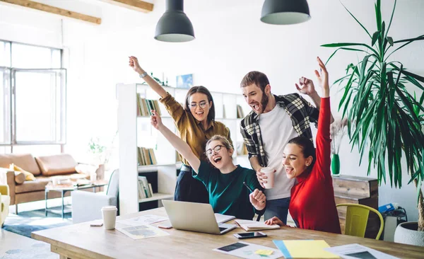 Gruppo Giovani Che Alzano Braccia Urlano Mentre Lavorano Progetto Insieme — Foto Stock