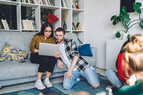 Pensiva Vuxna Människor Casual Kläder Med Fokus Skärmen Och Prata — Stockfoto