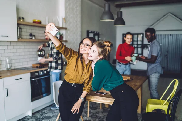 Donne Sorridenti Abiti Casual Scattare Foto Con Smartphone Mentre Persone — Foto Stock