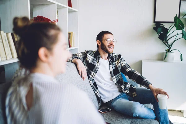 Par Personas Sonrientes Ropa Casual Sentadas Sofá Gris Espacio Ligero —  Fotos de Stock