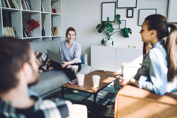 Compagnie Jeunes Personnes Positives Refroidissant Ensemble Dans Salon Confortable Parler — Photo