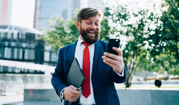 Homem Feliz Brilhante Roupas Elegantes Com Gravata Vermelha Divertindo Conversando — Fotografia de Stock