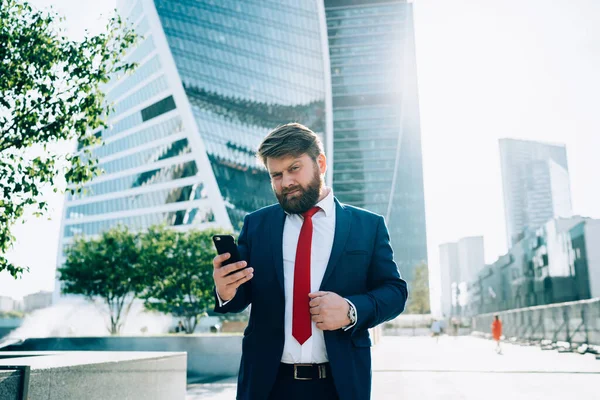 Homem Barbudo Pensivo Terno Elegante Escuro Gravata Vermelha Segurando Telefone — Fotografia de Stock