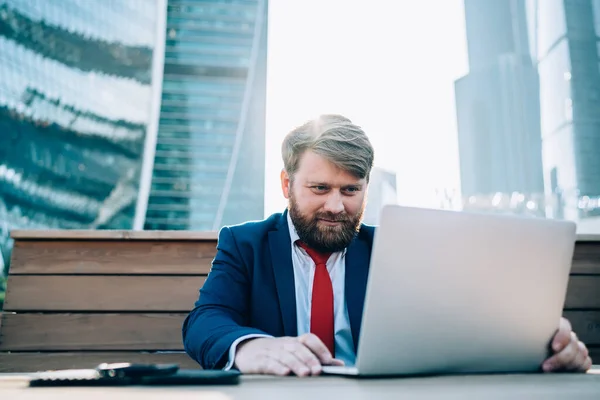 Ejecutivo Hombre Barbudo Enfocado Ropa Formal Usando Portátil Para Trabajo — Foto de Stock