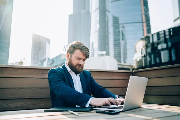 Trabajador Remoto Ejecutivo Ropa Formal Escribiendo Nuevas Ideas Para Trabajo — Foto de Stock