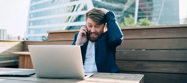 Hombre Perplejo Perplejo Traje Azul Hablando Teléfono Móvil Sentado Mesa — Foto de Stock