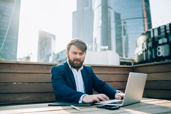 Zelfverzekerde Drukke Bebaarde Man Formele Pak Browsing Laptop Werken Aan — Stockfoto