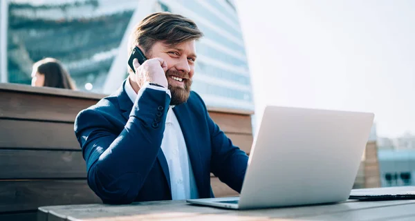 Hombre Satisfecho Traje Negocios Hablando Por Teléfono Riendo Mientras Está — Foto de Stock