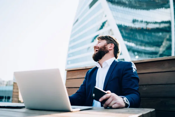 Barbudo Hombre Negocios Formal Riendo Brillantemente Mientras Sienta Mesa Cafetería — Foto de Stock