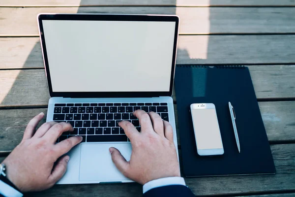 Overhead Ansiktsløs Forretningsmann Arbeider Laptop Med Blank Hvit Skjerm Sittende – stockfoto