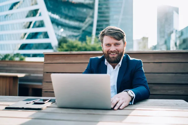 Hombre Feliz Seguro Mismo Con Barba Sonriendo Cámara Trabajo Ordenador — Foto de Stock