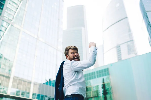 Desde Abajo Del Hombre Alegre Empresario Ropa Estilo Formal Celebrando — Foto de Stock