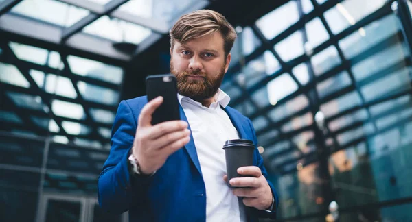 Adulto Guapo Seguro Con Barba Usando Teléfono Inteligente Sosteniendo Taza — Foto de Stock