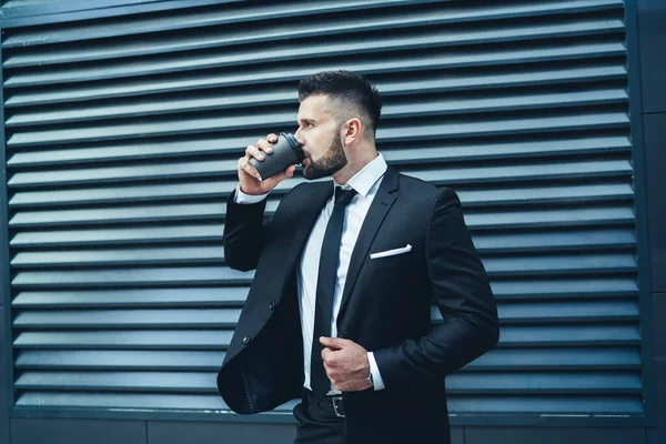 Elegante Barbudo Cara Desgaste Formal Ajustando Jaqueta Olhando Para Longe — Fotografia de Stock