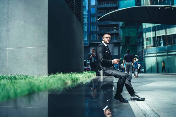 Vanaf Onderkant Uitzicht Van Kalme Vastberaden Uitvoerende Man Met Warme — Stockfoto