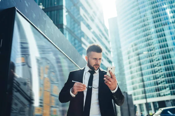 Sorprendida Ejecutiva Masculina Ropa Moda Estilo Empresarial Surfeando Teléfono Móvil — Foto de Stock