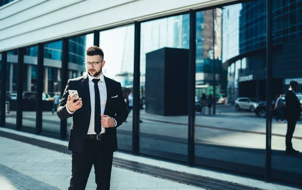 Hombre Ejecutivo Gafas Moda Ropa Estilo Negocios Surfeando Teléfono Móvil — Foto de Stock