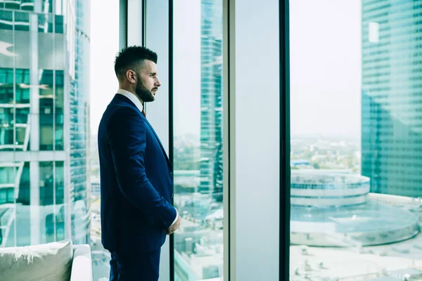 城市里穿着深色西装 留着胡子的男性在现代办公室工作时的侧视图 — 图库照片
