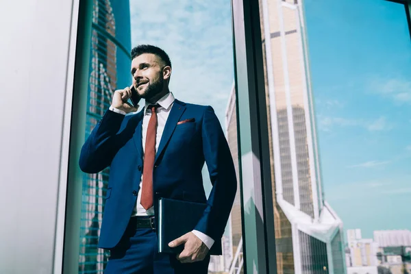 Baixo Conteúdo Positivo Homem Azul Terno Formal Com Pasta Falando — Fotografia de Stock