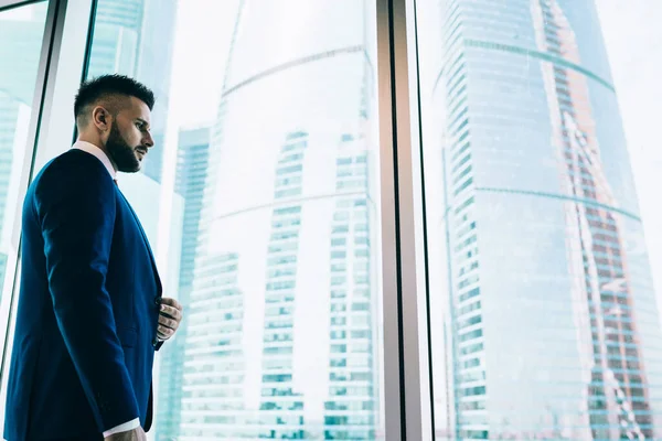 Vanaf Onderkant Uitzicht Van Rustige Doordachte Zakenman Elegante Kleding Lopen — Stockfoto