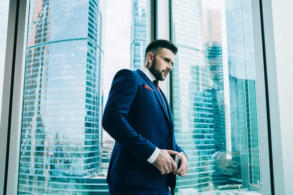 Side View Confident Pensive Entrepreneur Trendy Suit Smartphone Hands Looking — Stock Photo, Image